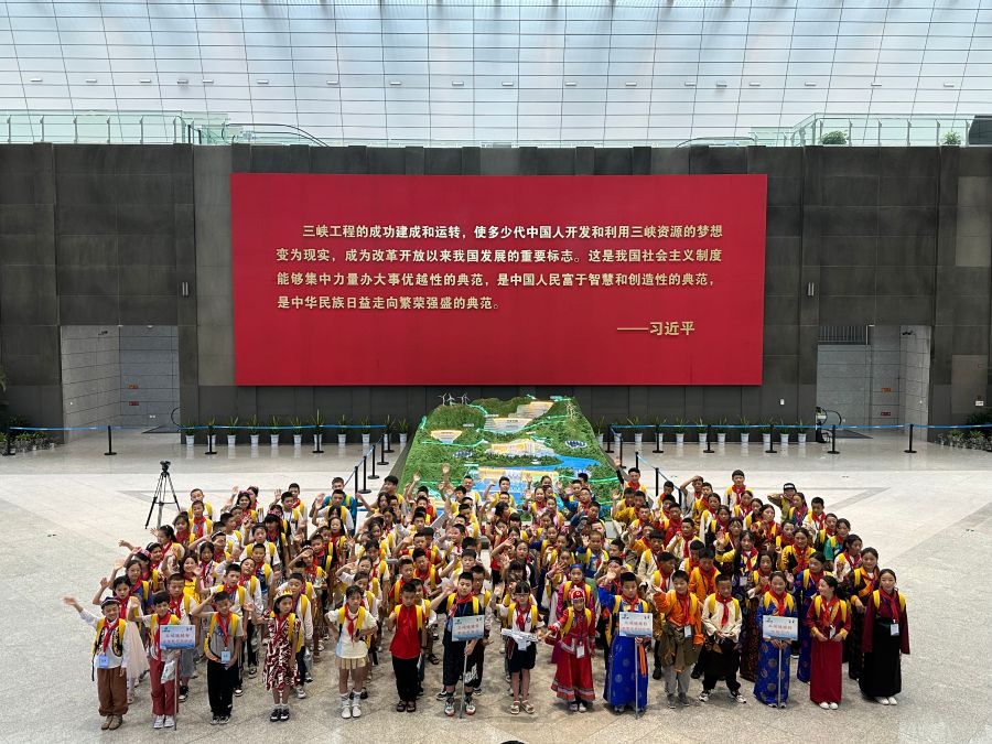 來自新疆、西藏、內(nèi)蒙古、重慶等地的三峽娃娃在三峽工程博物館合影留念。黃欣拍攝